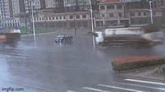 Clip: Tài xế ô tô con may mắn thoát nạn sau va chạm với xe bồn 