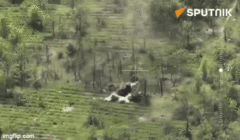 Clip: Nga dùng lựu pháo D-30 san bằng căn cứ điểm ngụy trang Ukraine