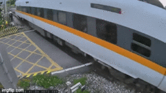 Clip: Khoảnh khắc ô tô con đâm vào tàu cao tốc ở Đài Loan