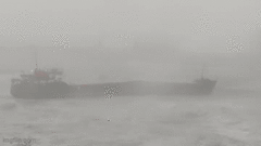 Kinh hoàng khoảnh khắc tàu chở hàng vỡ làm đôi vì phá hoại của trận bão lớn