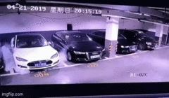 Clip: Ô tô bất ngờ bốc cháy dữ dội trong bãi hầm để xe