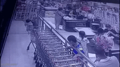 Clip: Bé trai bị điện giật do chạm vào lan can siêu thị 