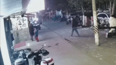 Nhà hàng bất ngờ phát nổ, nhiều người đi đường bị hất văng 