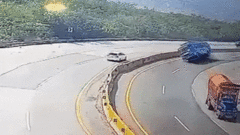 Clip: Xe buýt hỏng phanh lao qua dải phân cách, lật nhào giữa đường 