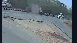 Bất ngờ lao qua dải phân cách, ô tô bị hất văng lên không trung