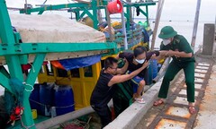 Cứu hộ thành công 5 ngư dân gặp nạn trên vùng biển Sóc Trăng