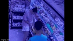 Clip: Người phụ tự ý mở sầu riêng, lén ăn ngay tại siêu thị