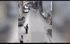 Clip: Người đàn ông dũng cảm lao ra cứu bé trai cùng chiếc xe đồ chơi bị trượt dốc 