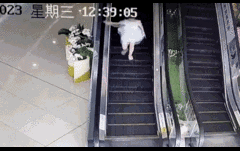 Clip: Bé gái nhanh trí cứu sống bé trai thoát khỏi thang cuốn