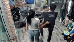 Clip: Người thân thay nhau  "hồi sinh " cậu bé đột ngột tắt thở