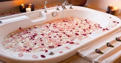 Ngâm mình trong trong bồn tắm ở spa người đàn ông nhanh chóng suy kiệt và tử vong