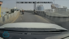Video: Chàng trai suýt rơi khỏi cầu vượt vì màn  "ôm cua " khét lẹt.