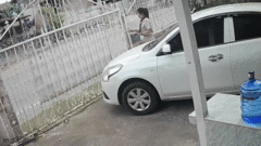 Video: Cô gái bất ngờ khi chính mình làm cánh cửa đổ sập xuống chiếc ô tô mới mua