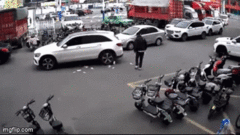 Video: Người đàn ông bất cẩn làm tiền bay khắp đường phố, cái kết khiến ai xem được cũng  "nở nụ cười "