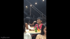 Video: Con gái tận tình đút thức ăn cho người bố khiếm thị tại một nhà hàng khiến nhiều người cảm động