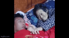 Sau khi mẹ qua đời, người đàn ông xem lại camera thì “nhói lòng” khi nhìn thấy cảnh này 
