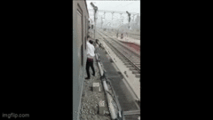Bài học đắt giá cho người đàn ông cố giật điện thoại di động của hành khách đi tàu