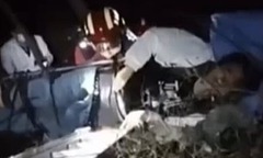 Đi vệ sinh trên đường cao tốc, nam thanh niên rơi xuống vách đá cao khoảng 10m