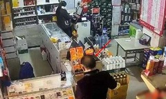 Thấy khách ngày nào cũng trúng xổ số, bà chủ siêu thị kiểm tra camera mới biết sự thật ngã ngửa đằng sau