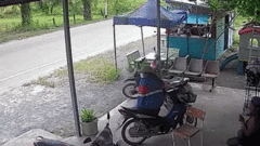 Ô tô mất lái  "lao như thiêu thân " vào cửa hàng bên đường