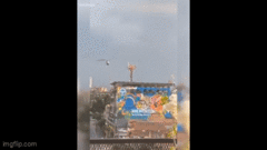 Trực thăng du lịch bất ngờ mất kiểm soát đâm vào tòa nhà rồi treo lơ lửng trên không