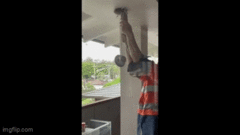 Rợn tóc gáy khoảnh khắc người phụ nữ dùng tay không bắt trăn khổng lồ