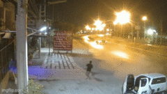 Đi xe với  "tốc độ ánh sáng ", xe ô tô mất lái lao vào dải phân cách