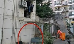 Tưởng tấm ván cũ rích nên đem đi vứt, nhân viên dọn dép không ngờ mình phải ra hầu tòa