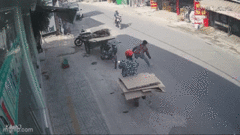 Mải chạy theo tờ tiền bị rơi giữa đường, người phụ nữ bị xe máy hất văng