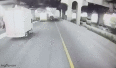Xe tải mất phanh,  "lao như điên " vào 4 ô tô khác trên cao tốc 
