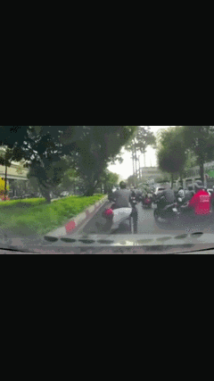 Cố tình lấn làn vượt lên trước, người đàn ông  "đánh rơi " con trai