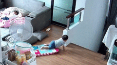 Video: Phát hiện em trai bò về phía cầu thang, chị gái có màn xử lý đáng khen