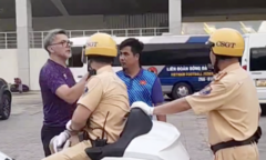 HLV Troussier gây bất ngờ khi làm điều này với 2 CSGT dẫn đoàn