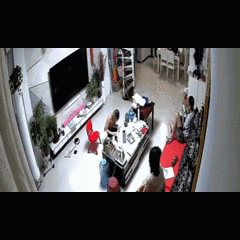 Clip: Cả nhà hốt hoảng bỏ chạy vì sạc dự phòng bất ngờ phát nổ