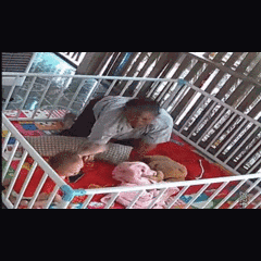 Video: Bà phản ứng “nhanh như chớp” khi cháu sắp bị “bé na” tấn công