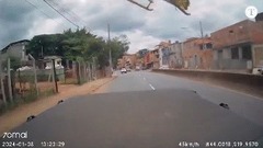 Video: Khoảnh khắc máy bay trực thăng của cảnh sát bất ngờ rơi xuống đường