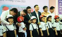 Honda Việt Nam Trao tặng mũ bảo hiểm cho học sinh lớp 1 khu vực phía Nam