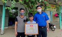 Quảng Bình: Khen thưởng bé trai 12 tuổi cứu sống thanh niên đuối nước 