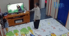 Gửi cháu cho ông nội, gọi điện không được, bố mẹ check camera phát hiện khoảnh khắc  "đắt giá "
