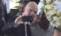 Hứng chỉ trích vì selfie cạnh quan tài Pele, Chủ tịch FIFA nói gì?