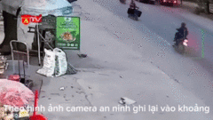 Ngã ra đường sau va chạm giao thông, người phụ nữ không hề hay biết điều kinh hoàng ập tới