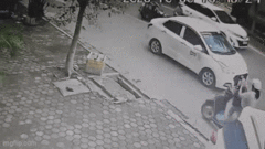 Thót tim clip mẹ bất cẩn dừng xe không tắt máy, con vít ga khiến cả hai gặp nạn