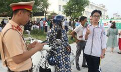 Kỳ thi vào lớp 10 tại Hà Nội: Sát giờ thi, thí sinh hốt hoảng quên giấy tờ