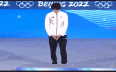 Olympic Bắc Kinh: VĐV Hàn Quốc lấy tay lau bục nhận giải, nhà vô địch người Trung Quốc dọa đánh 