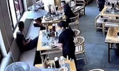 Video: Tài xế điều khiển xe lao thẳng vào nhà hàng lẩu khiến thực khách hoảng sợ 