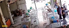 Video: Trăn  "khủng " xuất hiện ở quán ăn, thực khách bỏ chạy tán loạn 
