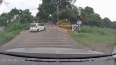 Video: Tài xế luồn lách vượt qua thanh chắn tàu khiến người xem  "thót tim "