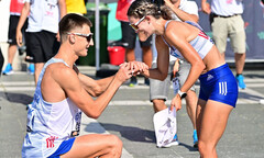 Cặp vận động viên gây sốt với màn cầu hôn lãng mạn tại giải điền kinh vô địch thế giới 2023