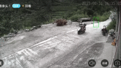 Video: Vướng vào dây thép, người phụ nữ bị quật ngã khỏi xe máy 
