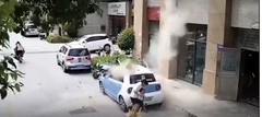 Video: Thót tim cảnh mảng tường lớn rơi khỏi nhà cao tầng, 2 mẹ con thoát nạn